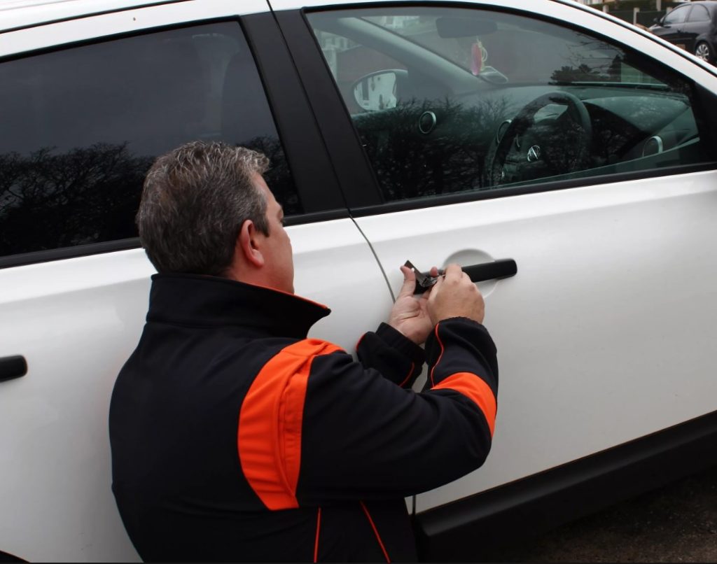 Срочное открытие дверей автомобиля в Чистополе