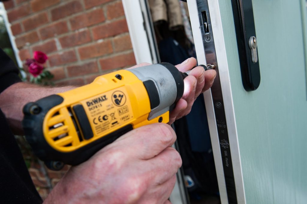 Установка замков входных дверей с выездом в Чистополе